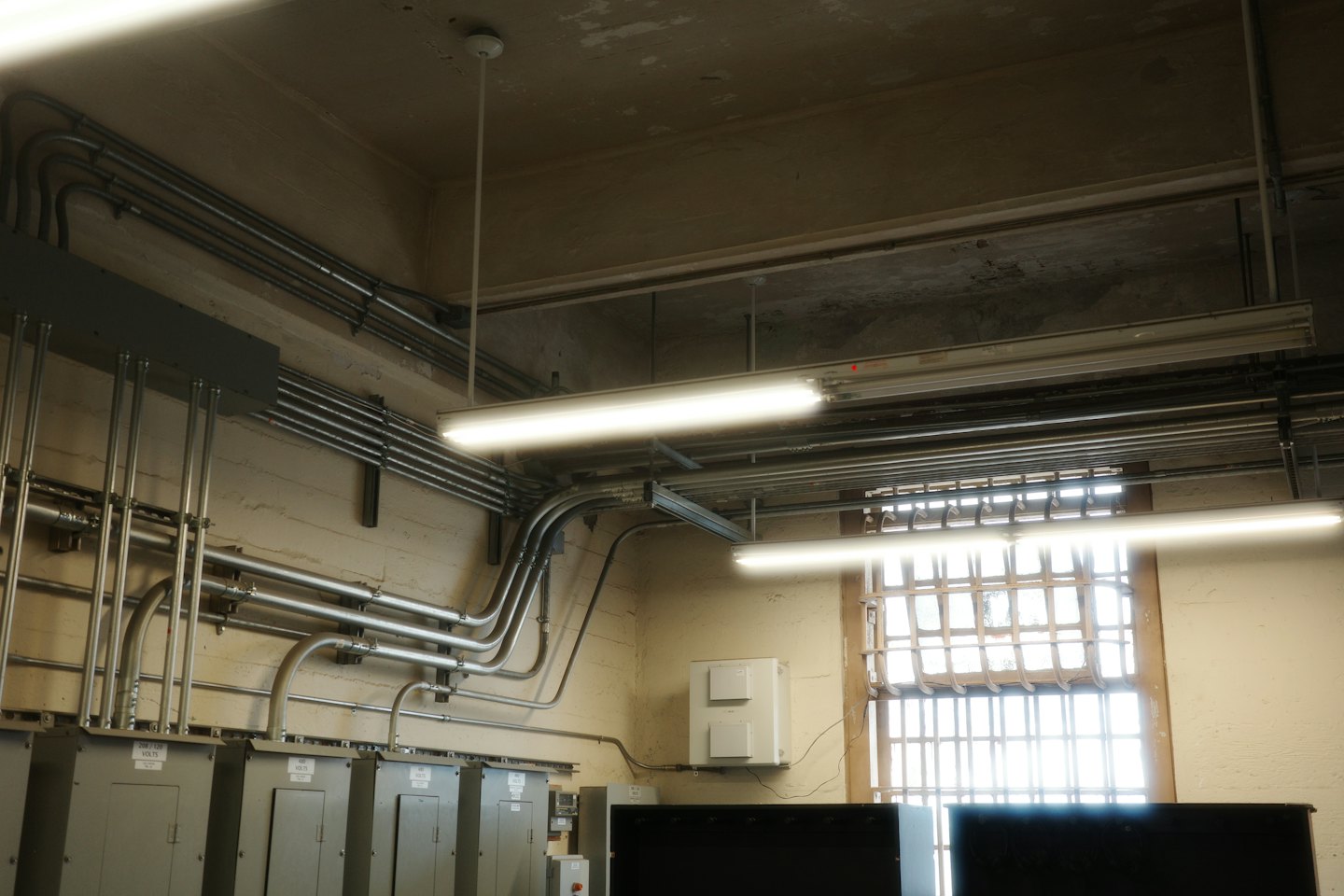Bir elektrik odasında endüstriyel elektrik boruları ve panelleri.