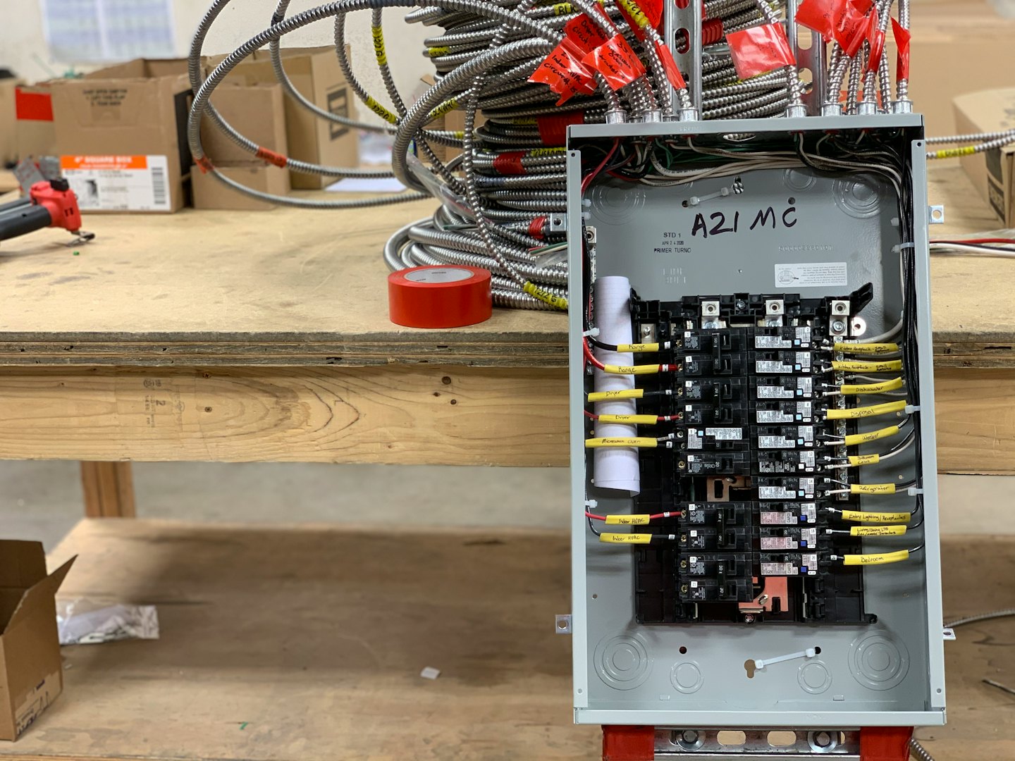 Çalışma masasında borularla birlikte kablolanan elektrik panosu.